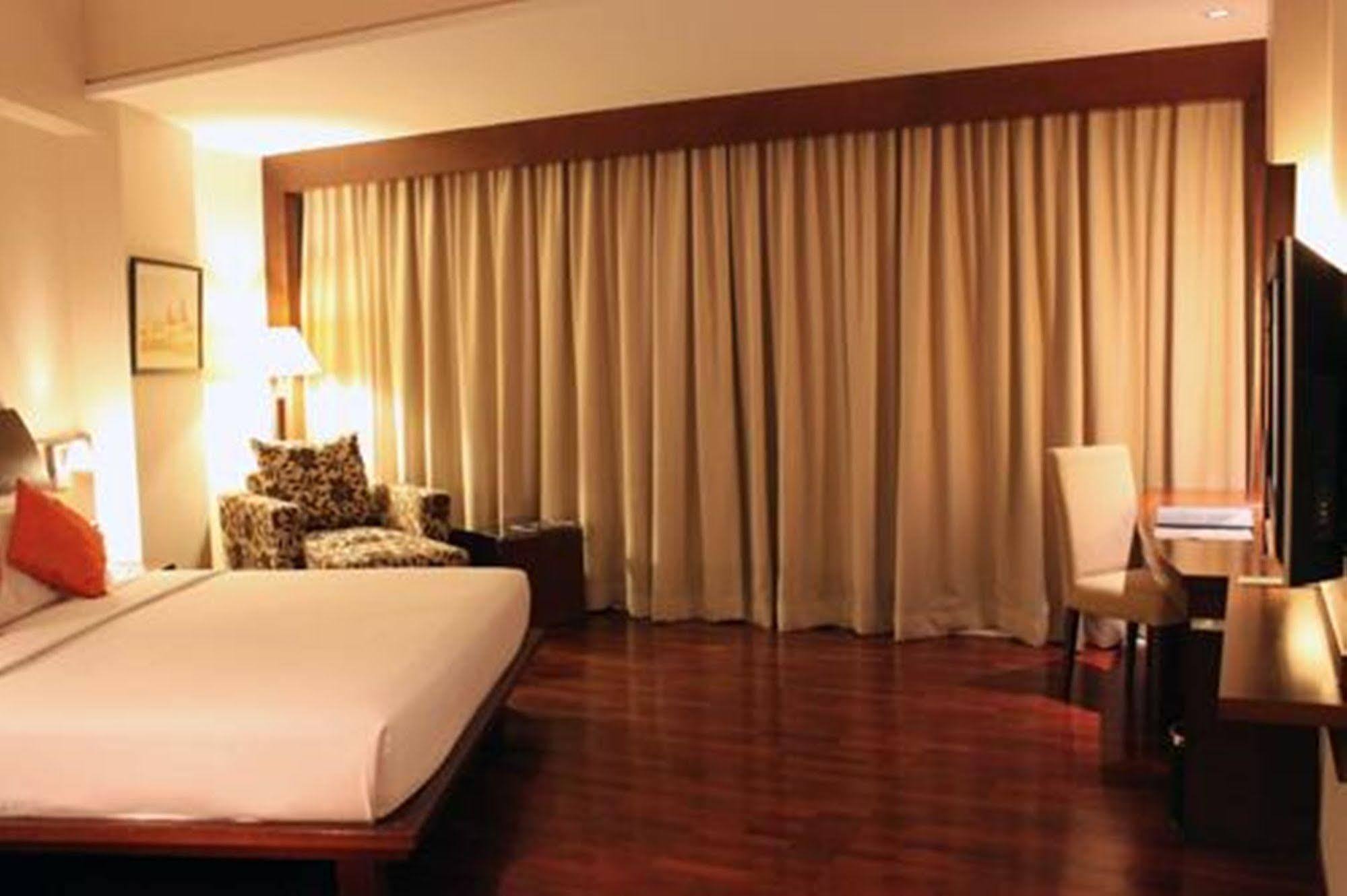 The Luxton Bandung Hotel Exterior photo